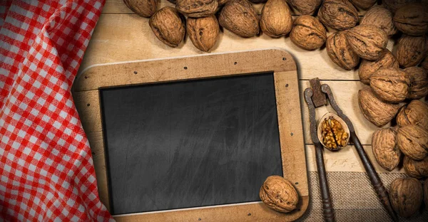 Vlašské ořechy s staré Louskáček a tabule — Stock fotografie