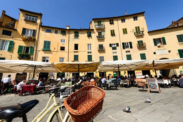 Piazza Anfiteatro – Lucca Toskánsko Itálie — Stock fotografie