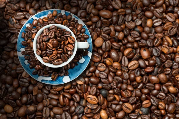 Taza de café con granos de café tostados — Foto de Stock