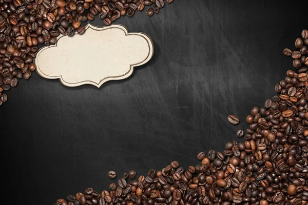 Pizarra con granos de café y una etiqueta — Foto de Stock