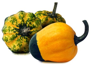 Beyaz izole üç dekoratif kabaklar