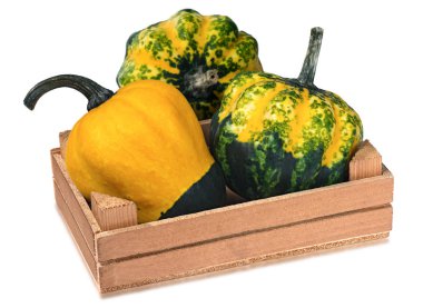 Üç kabak ile ahşap sandık