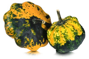 iki dekoratif kabak üzerine beyaz izole