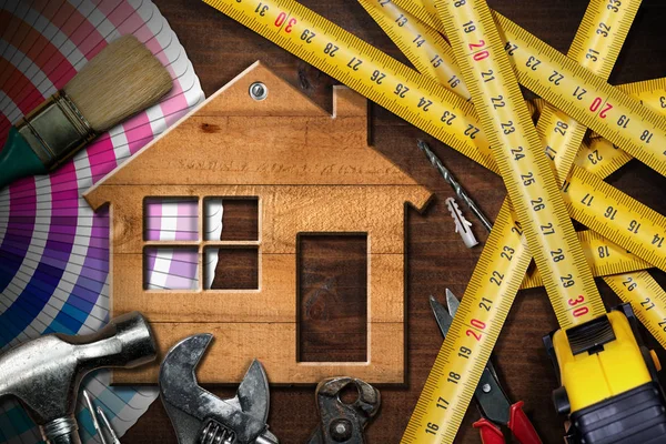 Concepto de mejora del hogar - Herramientas de trabajo y casa —  Fotos de Stock