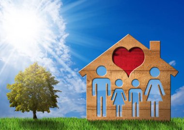 Yeşil çimenlerin üzerinde aile ile ahşap ev