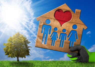 Yeşil çimenlerin üzerinde aile ile ahşap ev