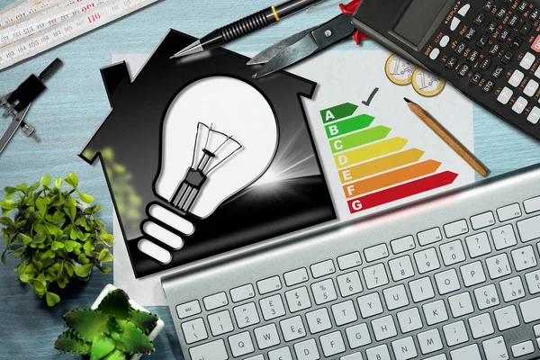 Energieffektivitet betyg - hus med glödlampa — Stockfoto