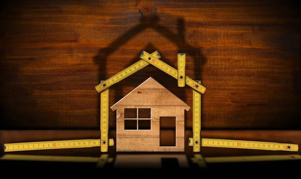 Dřevěný dům a vládce - stavební průmysl koncept — Stock fotografie