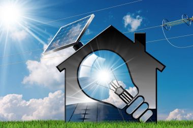 Güneş paneli ve ampul ile ev modeli