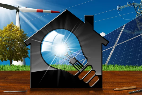 Дом с лампочкой и возобновляемыми источниками энергии — стоковое фото