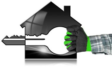 Ev modeli ile anahtar eldivenli elini içinde