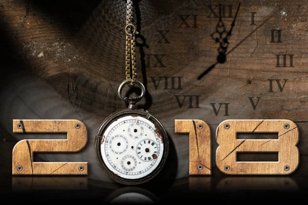 2018 r. nowy rok - stary zegarek kieszonkowy złamane — Zdjęcie stockowe