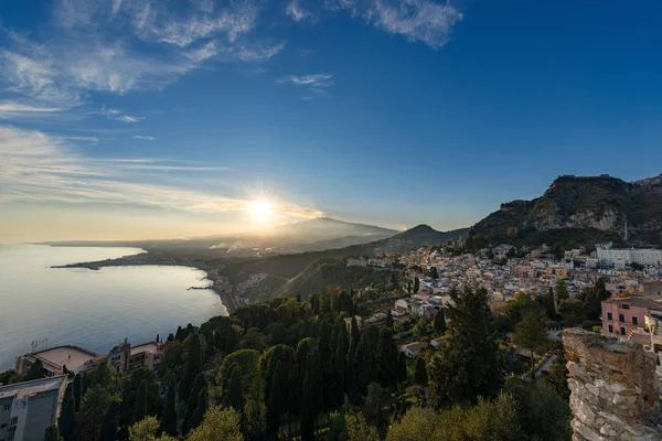 Taormina y el volcán Etna - Sicilia Italia — Foto de Stock