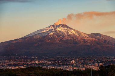 Catania ve Mount Etna yanardağı - Sicilya İtalya