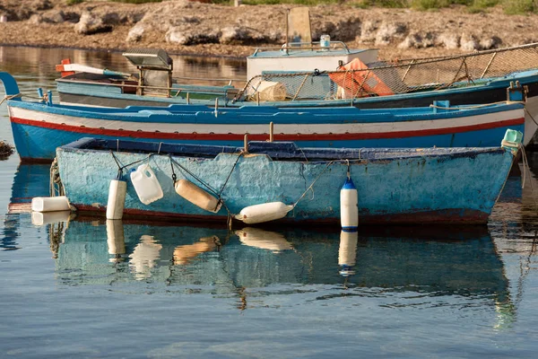 Piccole Barche da pesca in Marzamemi Sicilia Italia — Foto Stock