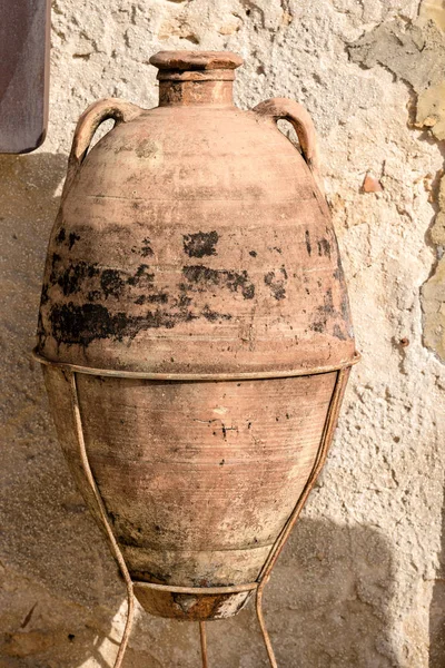 Starej terakoty Amphora - Marzamemi Sycylia Włochy — Zdjęcie stockowe