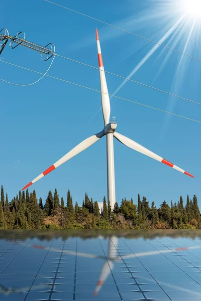 Сонячні батареї - вітрових турбін - лінії електропередач — стокове фото