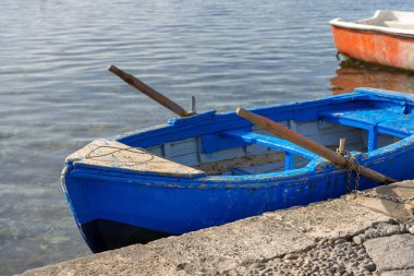 Eski ahşap kürek teknesi - Sicilya İtalya