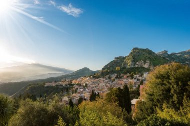Taormina ve Mount Etna yanardağı - Sicilya İtalya
