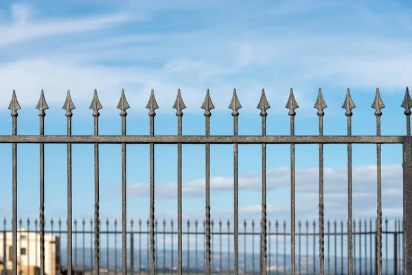 Clôture en fer forgé avec flèches — Photo