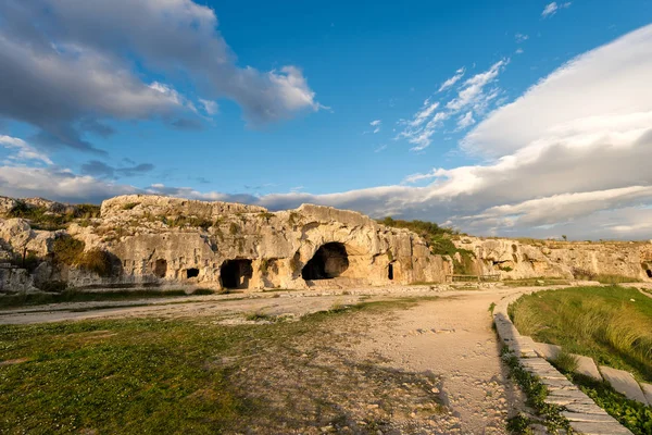Cuevas artificiales - Anfiteatro antiguo Siracusa Italia —  Fotos de Stock