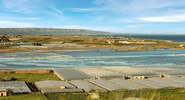 Serre e Saline di pomodoro - Pachino Italia — Foto Stock