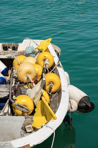 Закрытие рыболовной лодки в гавани — стоковое фото