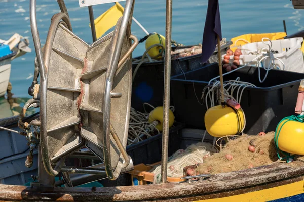 Fischerboot mit Winde für die Netze — Stockfoto