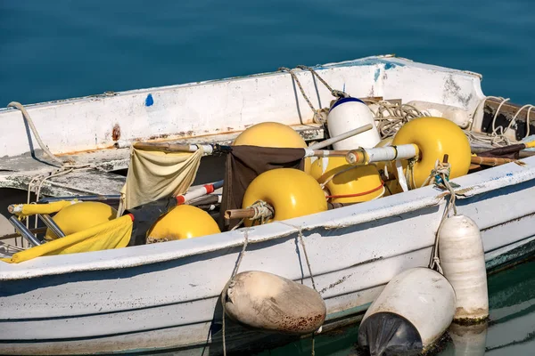 Közelkép a horgászat hajóval a kikötőben — Stock Fotó