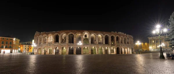 Verona Arena por la noche - Anfiteatro romano — Foto de Stock