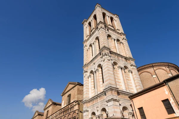 Campanario de la Catedral de Ferrara - Italia —  Fotos de Stock