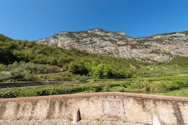 Puente romano sobre el río Sarca - Italia — Foto de Stock