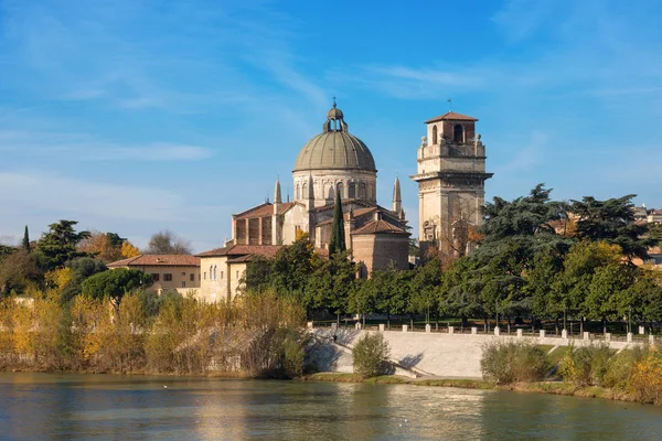 Verona Italia - Iglesia de San Giorgio en Braida —  Fotos de Stock
