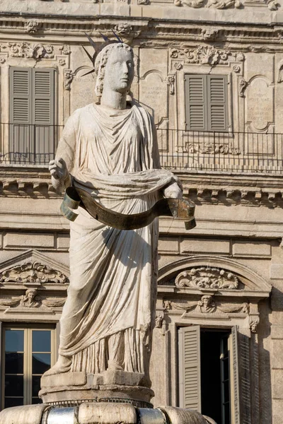 Standbeeld van Madonna Verona - Piazza delle Erbe Italië — Stockfoto