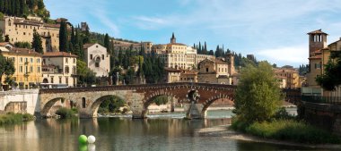 Ponte pietra ve adige Nehri - verona, İtalya
