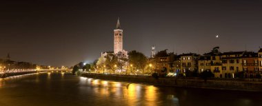 Cityscape Verona geceleri - İtalya