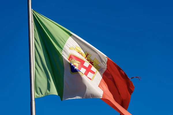 Ιταλική ναυτική σημαία σε μια σαφή μπλε ουρανό — Φωτογραφία Αρχείου
