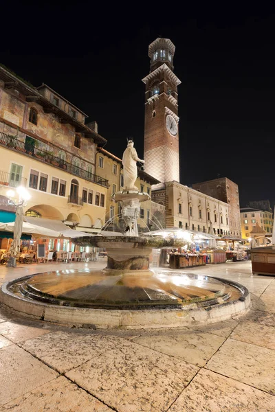 Piazza delle Erbe la nuit - Vérone Italie — Photo