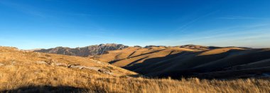 Dağ eteklerinde ve Lessinia Yaylası - İtalya
