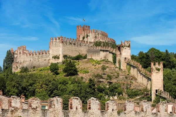 Middeleeuws kasteel van Soave - Verona Italië — Stockfoto