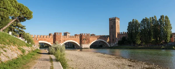 Verona, Olaszország - Scaligero híd Castelvecchio — Stock Fotó