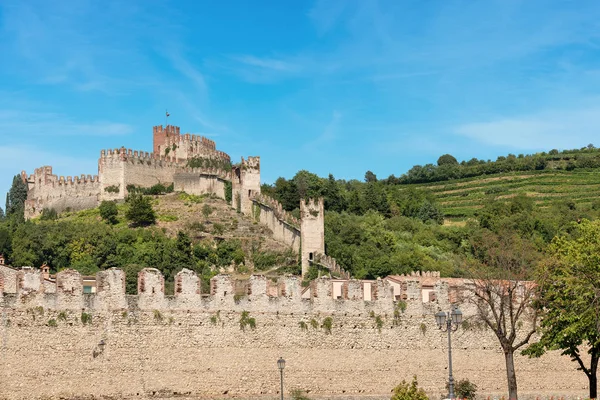 Середньовічний замок Soave - Верона-Італія — стокове фото