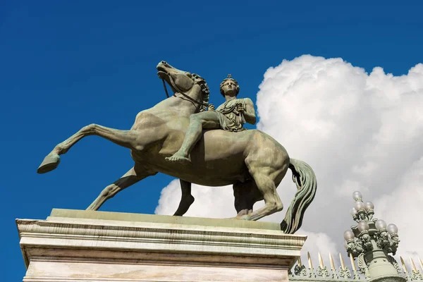 Standbeeld van Pollux te paard - Torino, Italië — Stockfoto