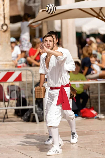 Treia italien - Ballspiel mit dem Armband — Stockfoto