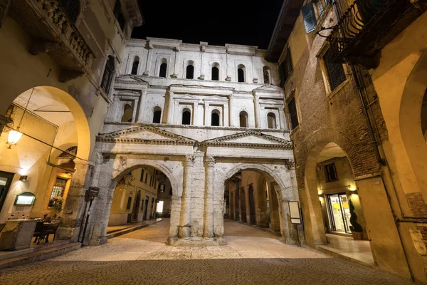 Porta borsari - römisches tor - verona italien — Stockfoto