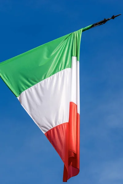 Ιταλική σημαία σε ένα καταγάλανο ουρανό με σύννεφα — Φωτογραφία Αρχείου