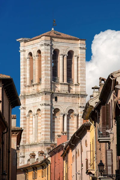 Bell Tower, vár a Ferrara Cathedral - Olaszország — Stock Fotó