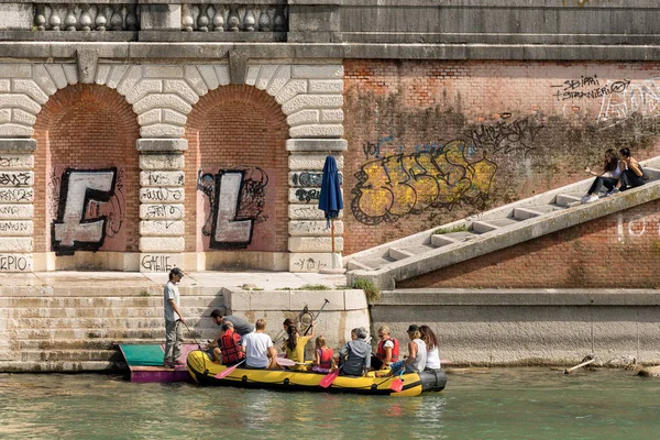 Adige Nehri - Verona şehirde Rafting — Stok fotoğraf