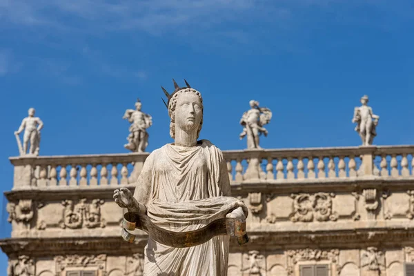 Estatua de la Virgen Verona - Piazza delle Erbe Italia —  Fotos de Stock