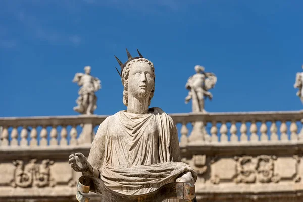 Statua Madonna Verona - Piazza delle Erbe Italia — Foto Stock
